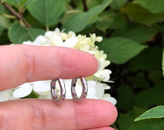 Aros Huggie de Plata de Ley 925 (12,5 mm/9,5 mm x 1,9 mm), Aros Huggie Martillados, Aros Pequeños y Lisos