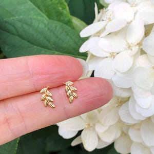 Pendientes de botón con forma de hoja de vid de 9 mm, plata de ley 925, chapados en oro, con hojas lisas y pequeños pendientes de rama de olivo.