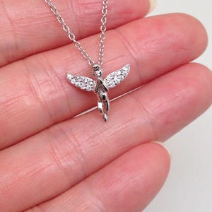 Puede incluir: Un collar de plata con un peque&ntilde;o colgante de &aacute;ngel detallado. El &aacute;ngel est&aacute; adornado con piedras de circonita c&uacute;bica transparentes.