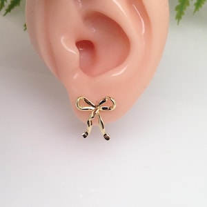 Pendientes de botón con lazo dorado de 14 mm (0,55 pulg.) en plata de ley 925, chapados en oro, con nudo de lazo, pendientes de lazo dorados lisos, regalo para ella, 14 mm x 12 mm imagen 7