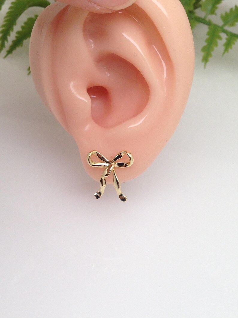 Pendientes de botón con lazo dorado de 14 mm (0,55 pulg.) en plata de ley 925, chapados en oro, con nudo de lazo, pendientes de lazo dorados lisos, regalo para ella, 14 mm x 12 mm imagen 7
