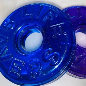 Puede incluir: Juego de tres tazas de cerámica con acabado mate moteado. Las tazas son de color crema, marrón claro y marrón oscuro. Cada taza tiene un diseño simple y minimalista.