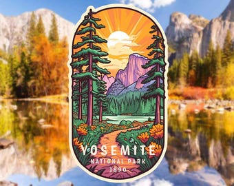 Könnte beinhalten: Ein farbenfroher Aufkleber mit einem Design des Yosemite-Nationalparks. Der Aufkleber zeigt eine malerische Landschaft mit Bergen, Bäumen, einem See und einer untergehenden Sonne. Der Text "YOSEMITE NATIONAL PARK 1890" ist unten zu sehen.