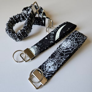 Llavero de cordón de pulsera de Halloween que brilla en la oscuridad - Pulsera Keyfob Scrunchie / Telarañas / Estrellas y lunas / Cantidades limitadas