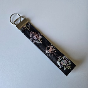 Lanière avec porte-clés charme mystique - 5,25 pouces Porte-clés Halloween | Bracelet standard | Tarot | Phases de la lune