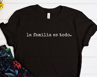 Puede incluir: Camiseta negra con texto blanco que dice "la familia es todo."