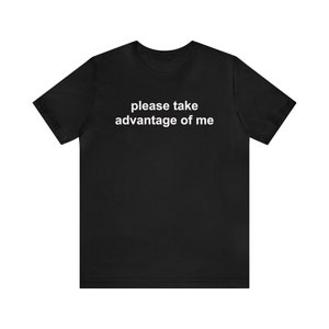 Może przedstawiać: Czarny t-shirt z białym napisem "please take advantage of me". Koszulka z krótkim rękawem jest wykonana z miękkiego materiału i nadaje się do noszenia na co dzień.