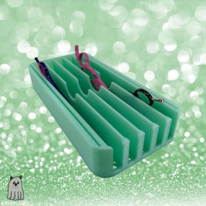 Könnte beinhalten: Eine weiße Keramik-Tasse mit schwarzem Henkel und dem Text "But First, Coffee" in handschriftlichem Stil. Die Tasse steht auf einer weißen Oberfläche. Die Tasse ist etwa 10 cm hoch.