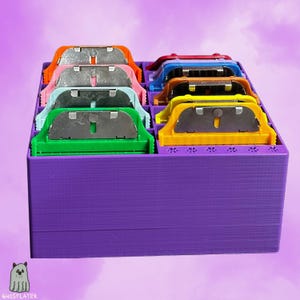 Könnte beinhalten: Rustikales Holzschild mit dem Text "Welcome to our home" in handschriftlichem Stil. Das Schild hat eine Used-Optik und ein schlichtes, einladendes Design, perfekt für eine Veranda oder einen Eingangsbereich.