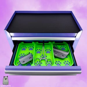 Könnte beinhalten: Eine weiße Keramik-Tasse mit schwarzem Henkel und dem Text "But First, Coffee" in schwarzer, handschriftlicher Schrift. Die Tasse steht auf einer weißen Oberfläche.