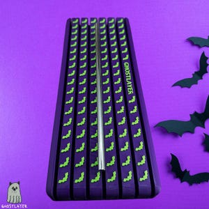 Der Mini-Windhund - *Halloween-Ghastly Green and Purple* Lay Flat Hundepflege Stahl ""Greyhound"" Kammhalter | Fasst 7 |