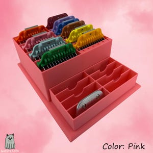 Könnte beinhalten: Ein rosa Organizer mit mehreren Fächern, der verschiedenfarbige Haarschneidemaschinenaufsätze enthält. Die Schublade enthält eine silberne Klingen. Der Text "Color: Pink" ist sichtbar.