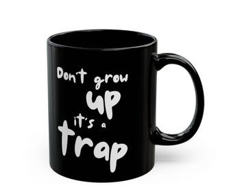 Tasse à café noire amusante : ne grandis pas, c'est un piège