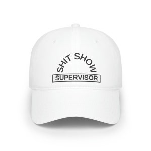Könnte beinhalten: Weiße Baseballkappe mit schwarzem Text, der in einem Bogen "Shit Show Supervisor" lautet.