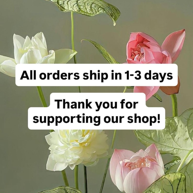 Puede incluir: Arreglo floral con flores de loto blancas y rosas y hojas verdes. La imagen incluye el texto &laquo;Todos los pedidos se env&iacute;an en 1-3 d&iacute;as&raquo; y &laquo;&iexcl;Gracias por apoyar nuestra tienda!&raquo;