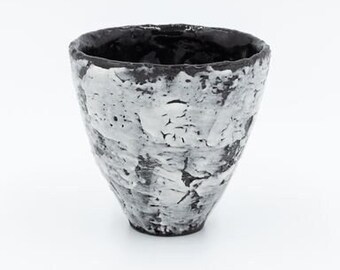 Schwarz-weißer Keramikbecher, einzigartiger Becher, hochwertiges Geschenk, handgefertigter Becher, projektant Teebecher, lebendige Becher