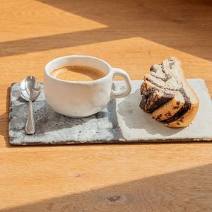 Handgemachte Tassen, rustikale Teetassen Set, weiße charmante kleine Steinzeug Tassen, Kaffeetasse mit Untertasse, Restauranttassen