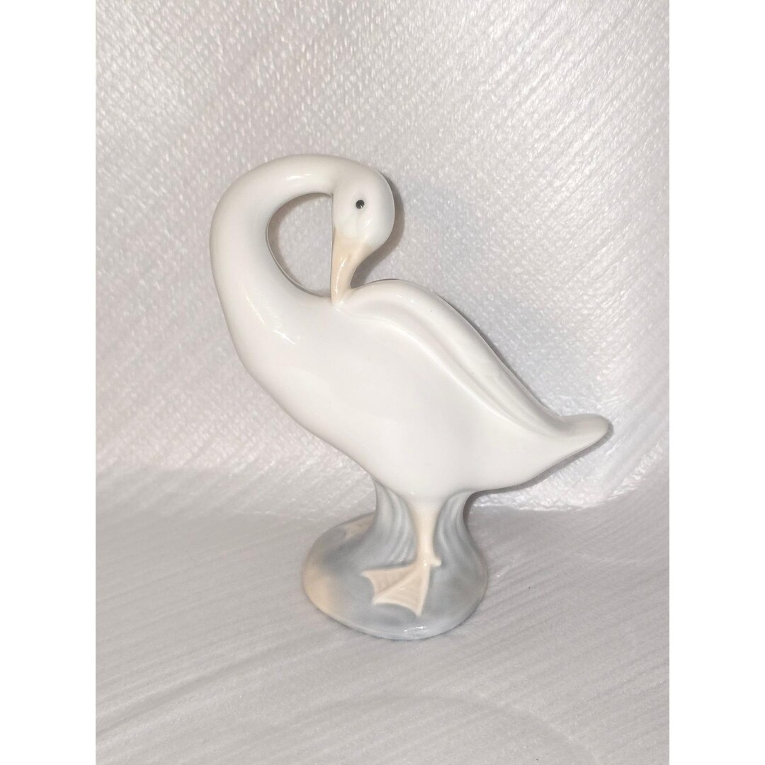 リヤドロ 白鳥の置物 羽繕い スペイン製 手作り 磁器 鳥の像 - Etsy 日本