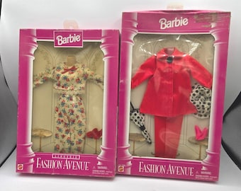 Lote de roupas vintage da Barbie Fashion Avenue - Lingerie e sobretudo vermelho