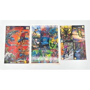 Puede incluir: Una colección de cromos de cómics de Marvel con varios superhéroes y villanos. Las tarjetas muestran personajes como Spider-Man y Venom, con colores vibrantes y poses de acción dinámicas. Las tarjetas están dispuestas en grupo.