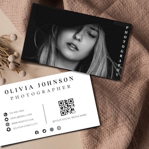 Biglietto da visita minimalista in bianco e nero per fotografi, biglietto da visita con codice QR per fotografia, modello Canva aziendale, biglietto da visita pulito