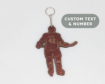 Customizable hockey player keyring | Sports Fan Keychain | Customizable first name and number | Wooden keychain | Gift idea
