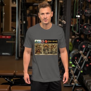 Può includere: Una t-shirt grigio antracite con una stampa grafica dei poster dei film Il Signore degli Anelli. La grafica presenta quattro scene diverse dai film, tra cui la Contea, Gran Burrone, Lothlórien e Mordor.