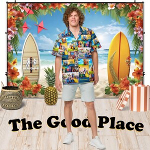 Pode incluir: Um homem vestindo uma camisa havaiana azul e amarela com uma colagem de imagens do programa de televisão "The Good Place". A camisa é usada com shorts azuis claros. O homem está em pé na frente de um cenário de praia tropical com duas pranchas de surf e palmeiras.