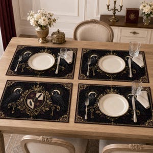 Gotiska Halloween-placemats med korpmotiv, heraldiskt vapenmärke, matplatsdekorationer, 40 x 30 cm konstlinneliknande bordsunderlägg, mörk viktoriansk dekor, set om 4 eller 6