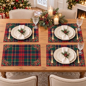 Può includere: Un set di quattro tovagliette rettangolari con motivo scozzese rosso, verde e blu navy, arricchite da decorazioni angolari con rami di pino, bacche rosse e fiocchi. Ogni posto tavola include un piatto bianco, un tovagliolo, una forchetta e un coltello.