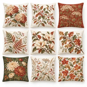 Pode incluir: Um conjunto de nove almofadas quadradas com ilustrações botânicas. Os designs incluem cachos de hortênsias, bagas vermelhas, flores silvestres brancas, fetos, flores de magnólia, folhas de carvalho com bolotas, crisântemos, ervas e folhas de ácer.