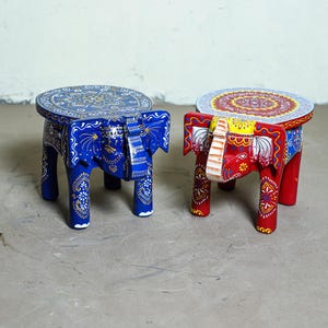 Lebendige bemalte Elefanten-Tische, dekorative Hocker für vielseitige Räume, handgefertigtes Elefanten-Hocker-Set Boho Tribal-Beistelltische in Blau und Rot