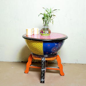 Hölzerner handbemalter Blumentopf / Couchtisch / Beistelltisch, Rajasthani-Schüssel auf Holzsockel, indischer Boho-Dekor, bunter dekorativer runder Tisch