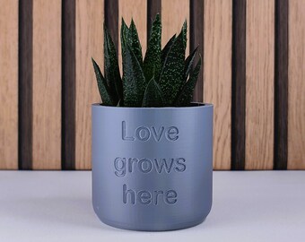 EcoStyle: "L'amore cresce qui!" Vaso per fioriere in PLA EcoStyle regalo regalo di compleanno festa della mamma amicizia ufficio design per lei