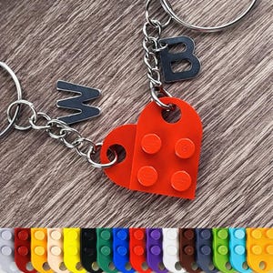 Conjunto de llaveros LEGO personalizados con forma de corazón, llaveros a juego para parejas, regalo de corazones entrelazados para novios y novias, recuerdo con iniciales personalizadas.