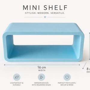 Op de afbeelding: Een lichtblauw rechthoekig minischap met afgeronde hoeken. De tekst luidt MINI SHELF, STYLISH, MODERN, VERSATILE. De afmetingen zijn duidelijk aangegeven als 16 cm breedte, 7 cm hoogte en 8 cm diepte. Iconen geven aan dat het lichtgewicht, duurzaam en modern is.