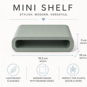 Op de afbeelding: Een lichtgrijze minischap met afgeronde hoeken. De tekst luidt MINI SHELF, STYLISH. MODERN. VERSATILE. De afmetingen zijn 10,5 cm breedte, 3 cm hoogte en 10 cm diepte. Iconen geven aan dat het lichtgewicht, duurzaam en geschikt is voor planten.