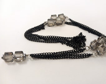 An original chain with elements made of cubic beads