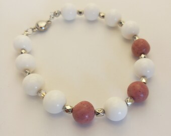 Bracelet made of round beads of white coral and rhodonite