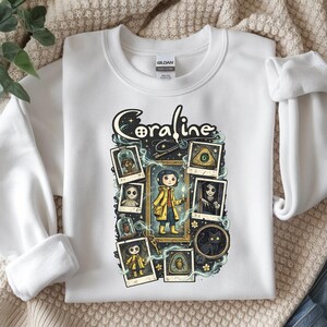 Coraline geïnspireerd gotisch shirt, Spooky Doll Adventure-sweater, Button Eyes Fantasy-T-shirt, gotisch Halloween-cadeau, gezellige herfstsweater White