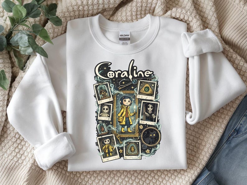 Coraline geïnspireerd gotisch shirt, Spooky Doll Adventure-sweater, Button Eyes Fantasy-T-shirt, gotisch Halloween-cadeau, gezellige herfstsweater White