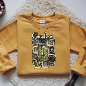Coraline geïnspireerd gotisch shirt, Spooky Doll Adventure-sweater, Button Eyes Fantasy-T-shirt, gotisch Halloween-cadeau, gezellige herfstsweater Gold