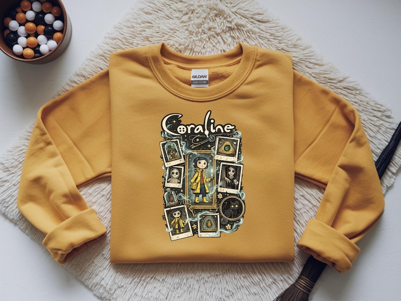 Coraline geïnspireerd gotisch shirt, Spooky Doll Adventure-sweater, Button Eyes Fantasy-T-shirt, gotisch Halloween-cadeau, gezellige herfstsweater Gold