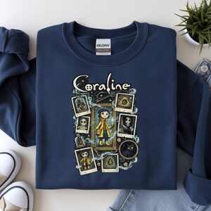Coraline geïnspireerd gotisch shirt, Spooky Doll Adventure-sweater, Button Eyes Fantasy-T-shirt, gotisch Halloween-cadeau, gezellige herfstsweater Navy
