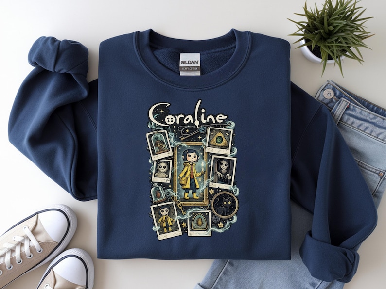 Coraline geïnspireerd gotisch shirt, Spooky Doll Adventure-sweater, Button Eyes Fantasy-T-shirt, gotisch Halloween-cadeau, gezellige herfstsweater Navy