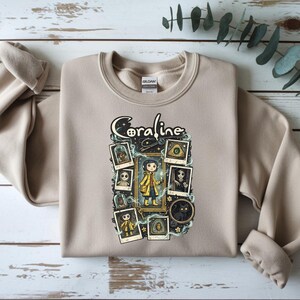 Coraline geïnspireerd gotisch shirt, Spooky Doll Adventure-sweater, Button Eyes Fantasy-T-shirt, gotisch Halloween-cadeau, gezellige herfstsweater Sand