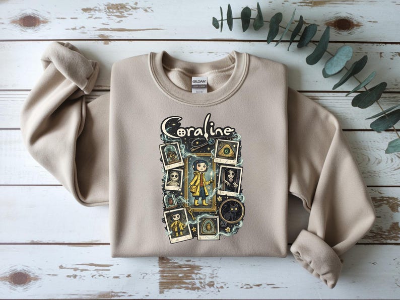 Coraline geïnspireerd gotisch shirt, Spooky Doll Adventure-sweater, Button Eyes Fantasy-T-shirt, gotisch Halloween-cadeau, gezellige herfstsweater Sand