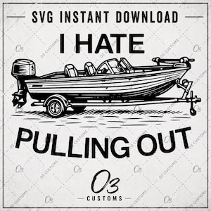 Op de afbeelding: Zwart-wit afbeelding van een motorboot op een aanhanger. De tekst "SVG INSTANT DOWNLOAD I HATE PULLING OUT" staat in hoofdletters. Het ontwerp bevat het "O3 CUSTOMS" logo.