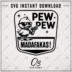 Op de afbeelding: Zwart-wit afbeelding van een eend met zonnebril en pistool. De tekst luidt "PEW PEW MADAF*KAS!" en "SVG INSTANT DOWNLOAD". Het ontwerp heeft de vorm van een schild met sterren.