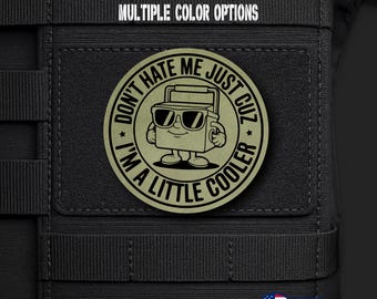 Parche Little Cooler con diseño inspirado en la marca, grabado láser en cuero sintético y cierre de velcro (Hecho en EE. UU.).